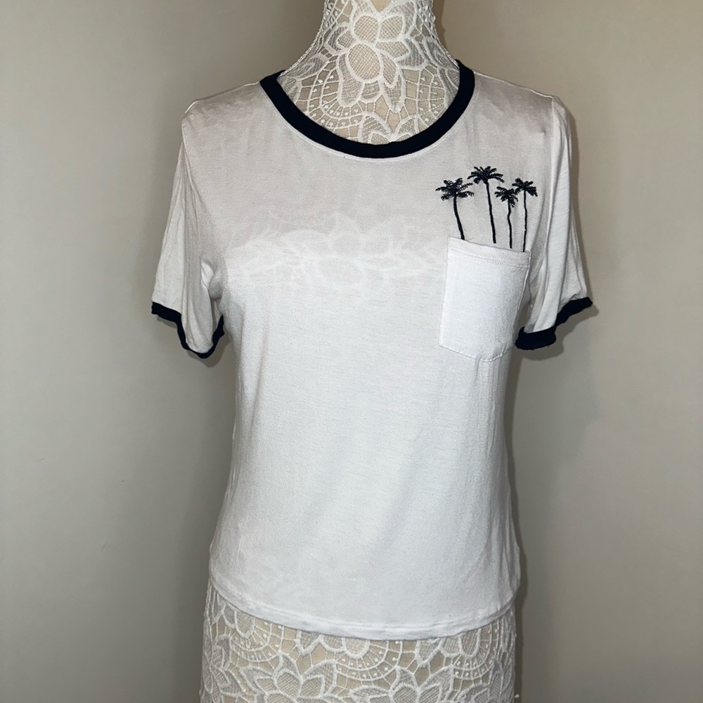 EUC medium Popular Basics palm tree short sleeve top.